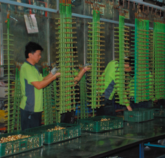 透過正負極電流釋放紅銅,經多次的浸泡可使表面毛細孔慢慢填滿,更穩固及持久耐用,表面光澤更為完美。